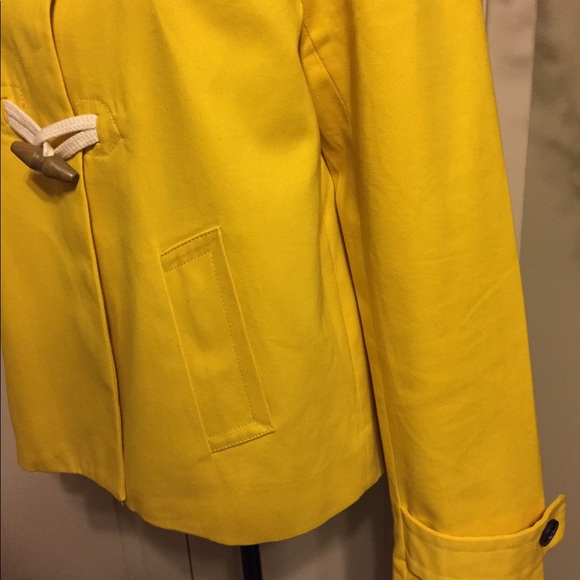 Gap very cute yellow jacket size medium - Picture 3 of 9